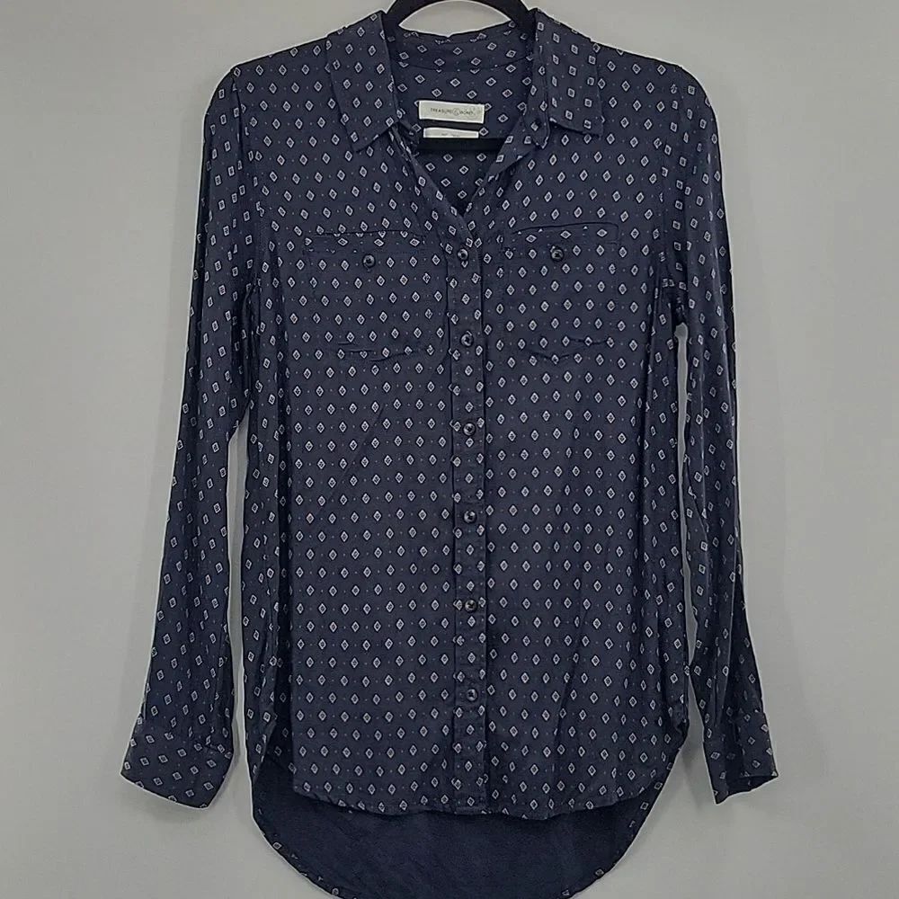 3 For$20 Treasure & Bond Blue button down shirt w/ diamond design size XS